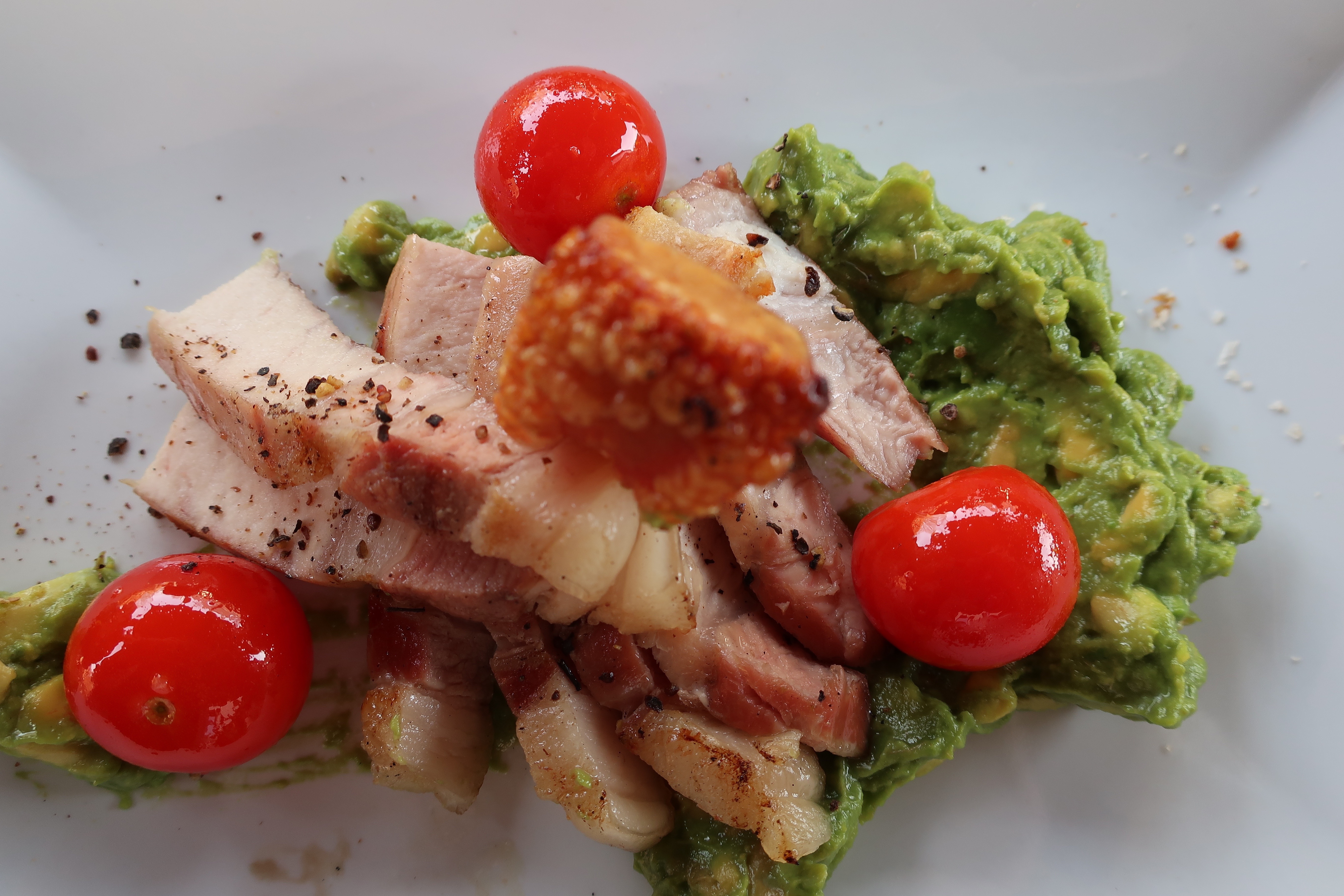 DryAged Pork mit Avocadocreme &amp; gegrillten Tomaten – BlackCat BBQ