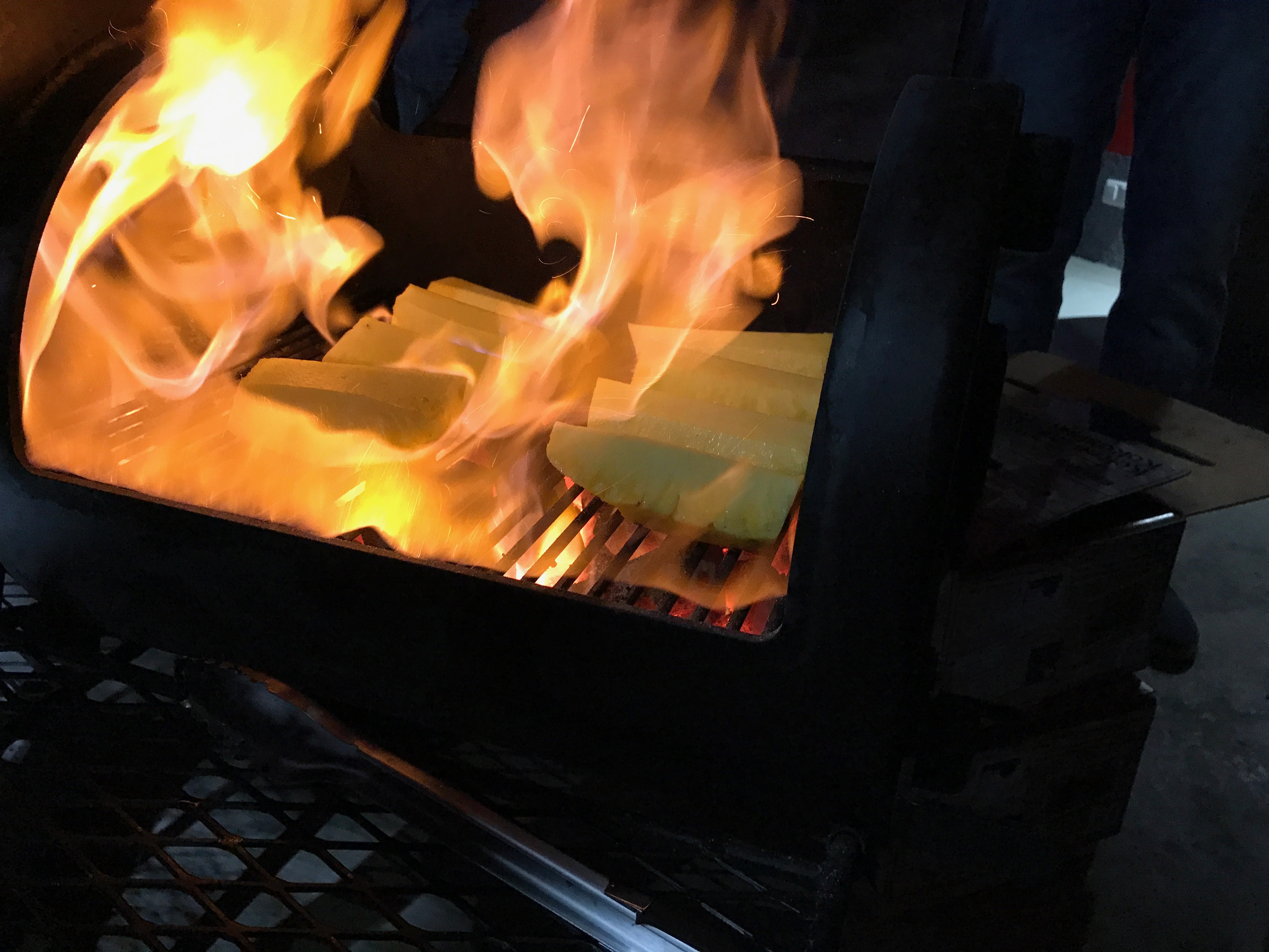 Gegrillte Ananas mit Vanilleeis – BlackCat BBQ